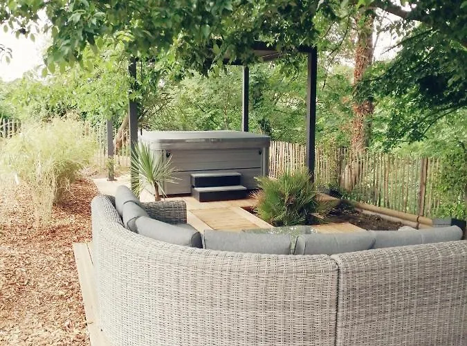 Climatise Avec Terrasse Privative Et Kitchenette Avranches